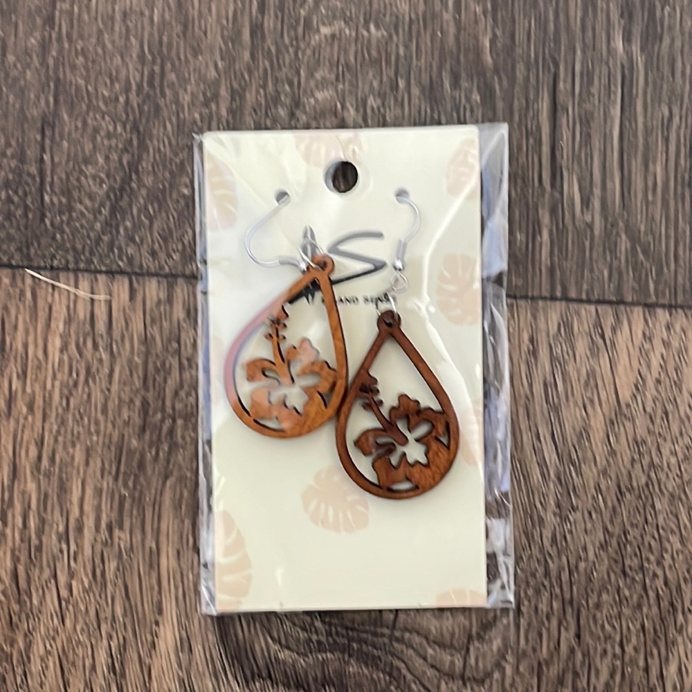 NWT- Island Sense Hawaiian Dangling Earrings